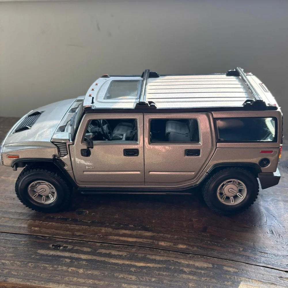 Maisto Premiere Edition Silver Hummer H2 SUV [1:18 Scale]